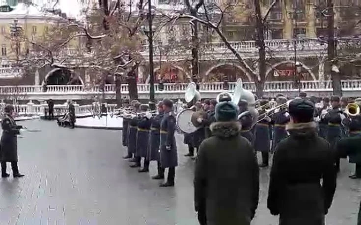 Η μουσική έκπληξη της ρωσικής στρατιωτικής μπάντας στον Αλέξη Τσίπρα (βίντεο)
